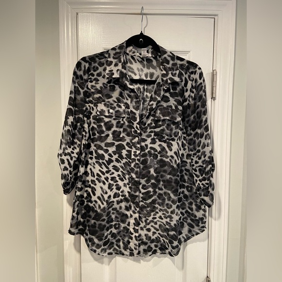 Ambiance Apparel Size M 3/4 Tab Sleeve Sheer Button Down Snow Leopard Print Top - Picture 1 of 12